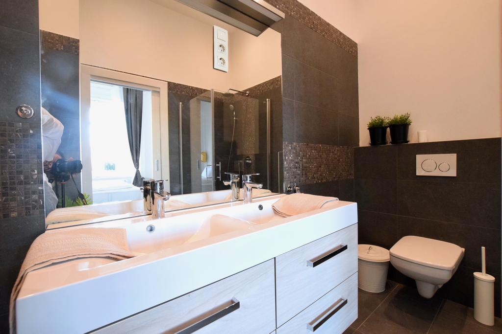 Luxury Apartment by Hi5 - Király street Suite Budapeste Exterior foto